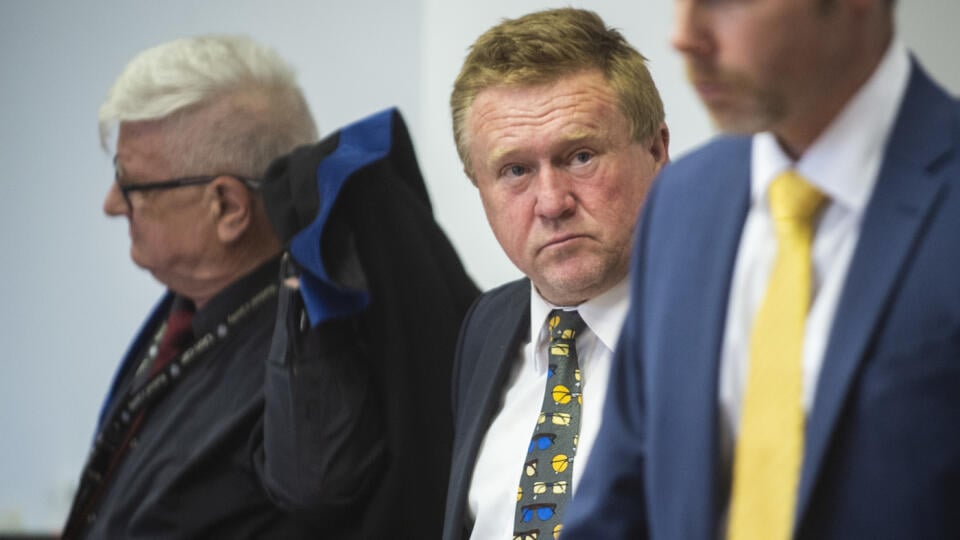 Na snímke uprostred obvinený advokát Dušan D. počas pojednávania v trestnej veci korupcie na Špecializovanom trestnom súde v Pezinku 17. júna 2020. FOTO TASR – Jakub Kotian