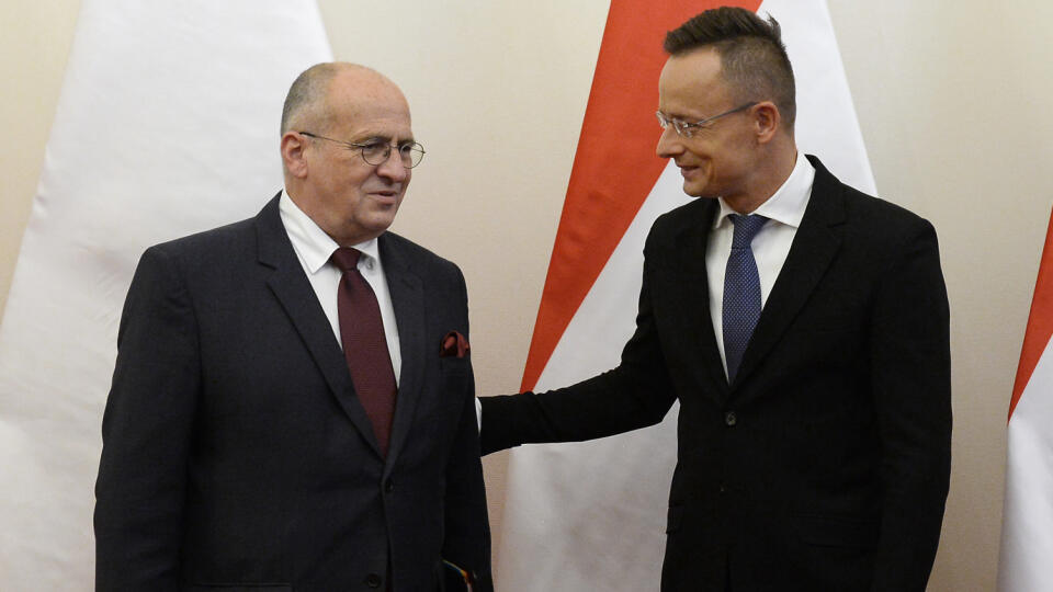 KK37 Budapešť - Maďarský minister zahraničných vecí Péter Szijjártó (vpravo) a poľský minister zahraničných vecí Zbigniew Rau poča stretnutia v Budapešti 28. septembra 2020. FOTO TASR/AP
Hungarian Minister of Foreign Affairs and Trade Peter Szijjarto, right, welcomes his Polish counterpart, Zbigniew Rau in the Ministry of Foreign Affairs and Trade in Budapest, Hungary, Monday, Sept. 28, 2020. (Lajos Soos/MTI via AP)