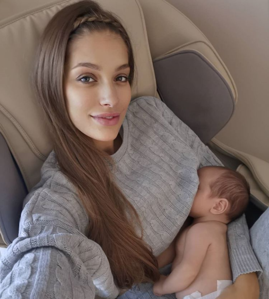 Jasmína so synom. Počas žúru ho nechala doma s mamou.