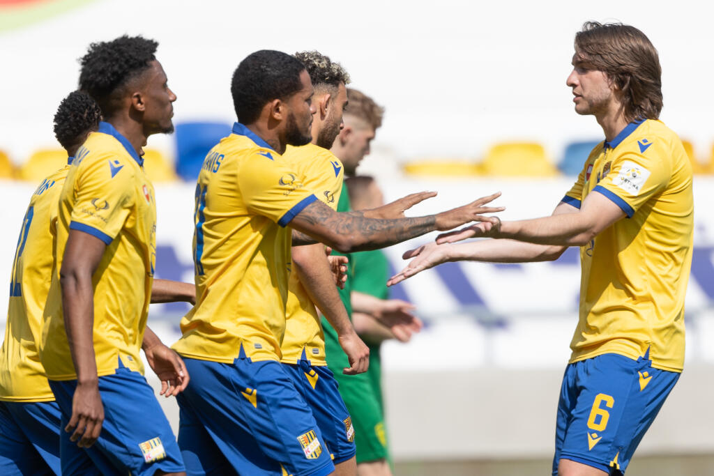 Na snímke sprava futbalisti Andrija Balič a Erick Javier Davis (obaja Dunajská Streda) oslavujú gól počas zápasu 7. kola nadstavbovej časti Fortuna ligy v skupine o titul medzi FC DAC 1904 Dunajská Streda - MŠK Žilina 1. mája 2021 v Dunajskej Strede. FOTO pre TASR - Nándor Fekete