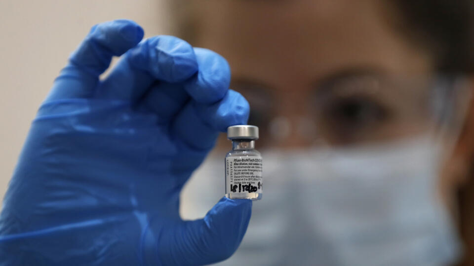 KK27 Londýn - Na snímke zdravotná sestra drží ampulka s vakcínou spoločností Pfizer a Biontech proti ochoreniu COVID-19 v nemocnici 8. decembra 2020 v Londýne. Britská Národná zdravotná služba (NHS) vydala v stredu preventívne varovanie pred podaním vakcíny proti novému koronavírusu od spoločností Pfizer a BioNTech ľuďom, ktorí mali v minulosti
