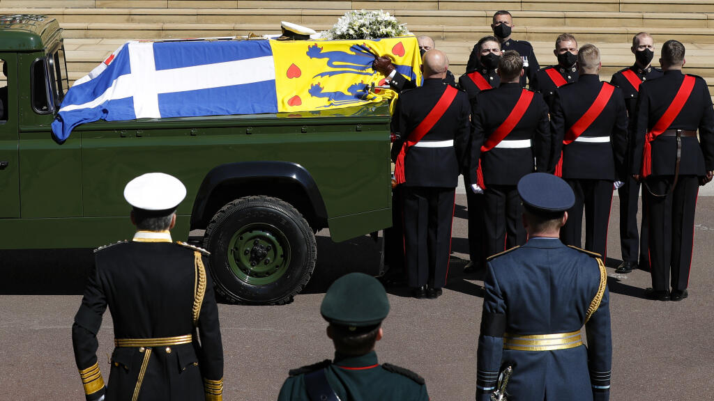 Rakva s telesnými pozostatkami britského princa Philipa prichádza do Kaplnky svätého Juraja počas pohrebu britského princa Philipa, manžela britskej kráľovnej Alžbety II., ktorý zomrel minulý piatok vo veku 99 rokov, v areáli Windsorského zámku vo Windsore 17. apríla 2021. Philipovo telo previezli zo súkromnej kaplnky pred vchod hradného areálu na špeciálne upravenom Land Roveri, ktorý pomohol navrhnúť sám princ.