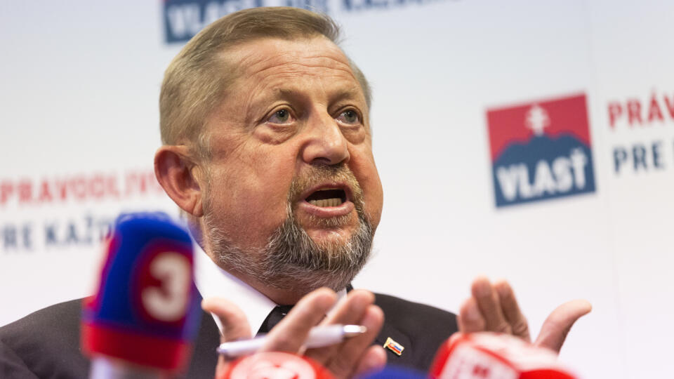 Na snímke líder mimoparlamentnej strany Vlasť Štefan Harabin počas tlačovej konferencie po rokovaní s predsedom strany ĽSNS Marianom Kotlebom v centrále strany Vlasť v Bratislave 14. novembra 2019. FOTO TASR – Jaroslav Novák