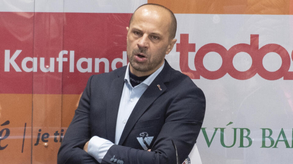 Na archívnej snímke už bývalý tréner hokejistov bratislavského Slovana Ján Pardavý.