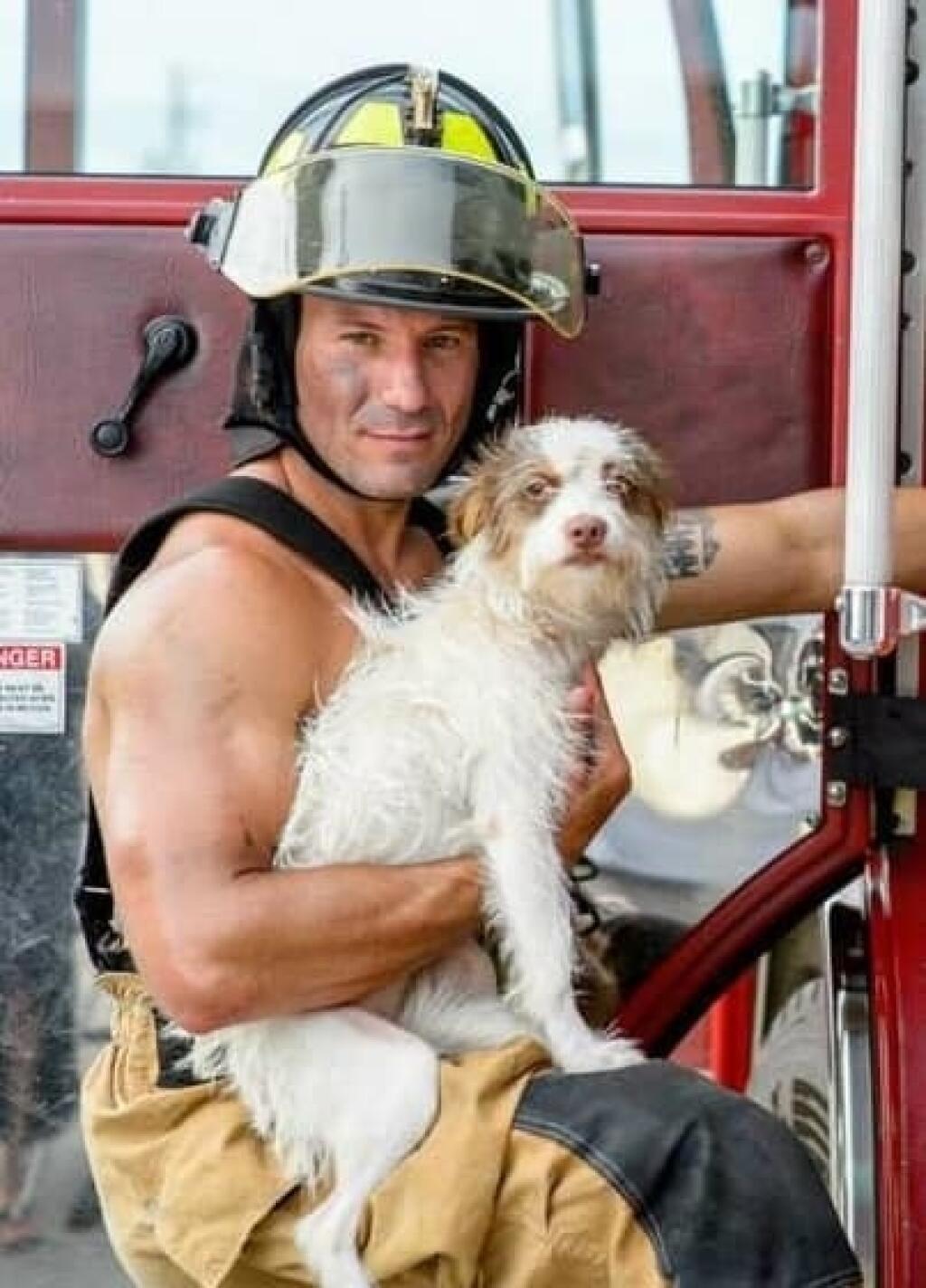 Muži, ktorí bojujú s ohňom a zachraňujú životy sú pekelne HOT! Požiarnici z Južnej Karolíny si povedali, že budú pomáhať ešte viac a nafotili kalendár, ktorý bude už druhý rok pomáhať opusteným a zraneným zvieratám.