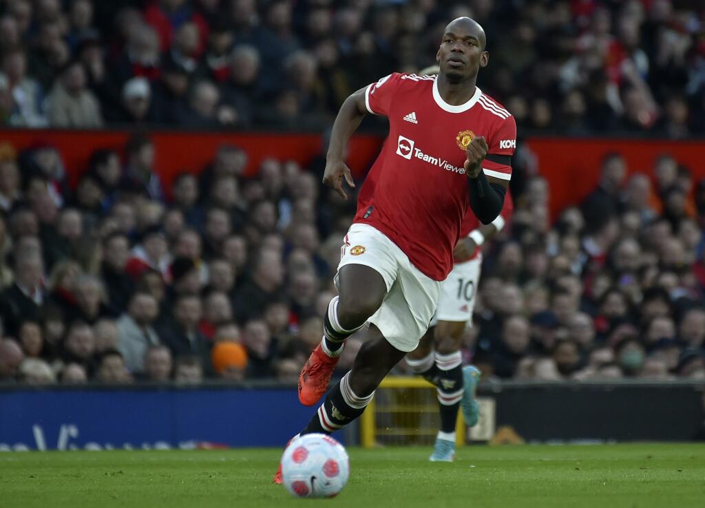 Na archívnej snímke z 12. marca 2022 stredopoliar Manchestru United Paul Pogba beží s loptou počas zápasu anglickej Premier League Manchester United - Tottenham Hotspur v Manchestri. Pogba priznal, že počas svojej futbalovej kariéry zažil obdobie plné intenzívnych depresií. Francúzsky reprezentant prestúpil v auguste 2016 z Juventusu Turín na Old Trafford za vtedy rekordnú čiastku 89 miliónov libier a často čelil kritike, že nenapĺňa svoj potenciál.