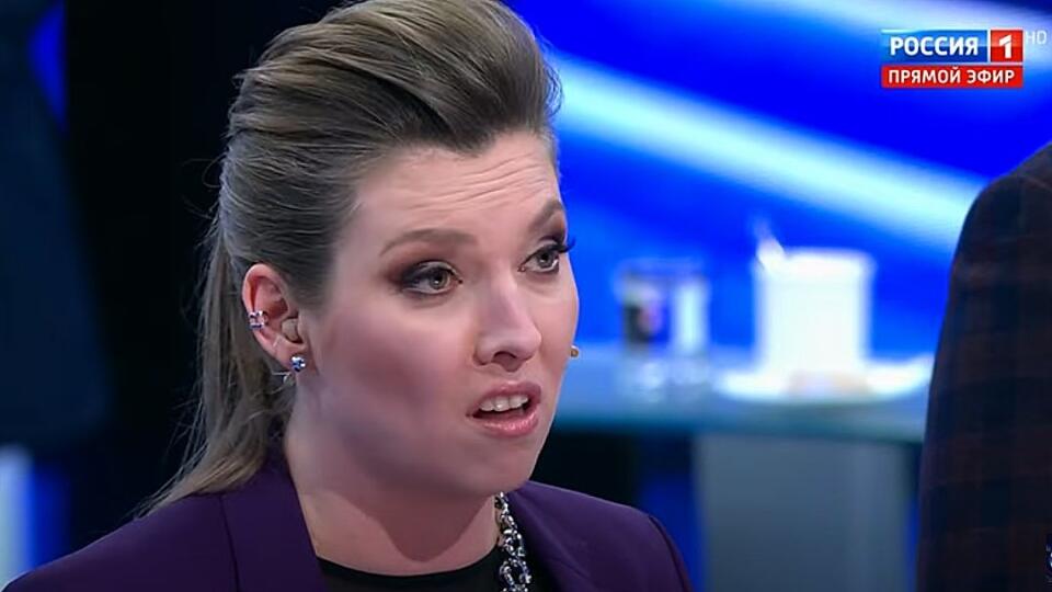 Moderátorku ruskej štátnej televízie Oľgu Skabejevovú (37) pozná väčšina Ruska pod prezývkou „železná bábika“, ktorú si vyslúžila za ostré slová adresované voči Putinovej opozícii.