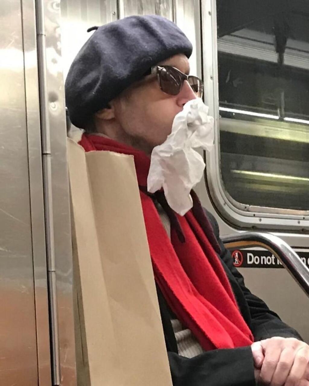 Люди в масках в метро нелепые