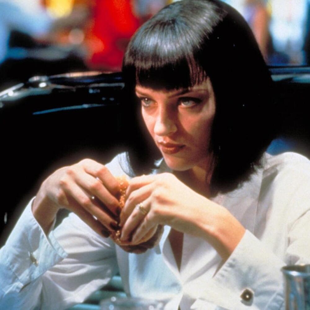 Uma Thurman ako Mia v „Pulp Fiction“ (1994) – nadčasový look Mii bol udavačom trendu už vtedy a platí dodnes. Aspoň, čo sa jej čierneho laku na nechty týka. Bol od Chanelu, mal názov Vamp a na veľmi dlhý čas bol beznádejne vypredaný.