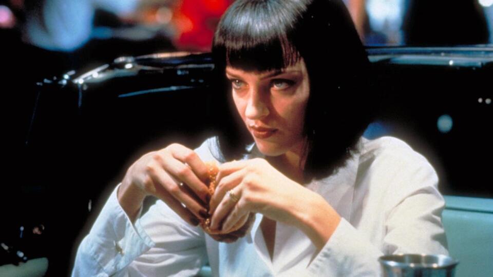 Uma Thurman ako Mia v „Pulp Fiction“ (1994) – nadčasový look Mii bol udavačom trendu už vtedy a platí dodnes. Aspoň, čo sa jej čierneho laku na nechty týka. Bol od Chanelu, mal názov Vamp a na veľmi dlhý čas bol beznádejne vypredaný.  