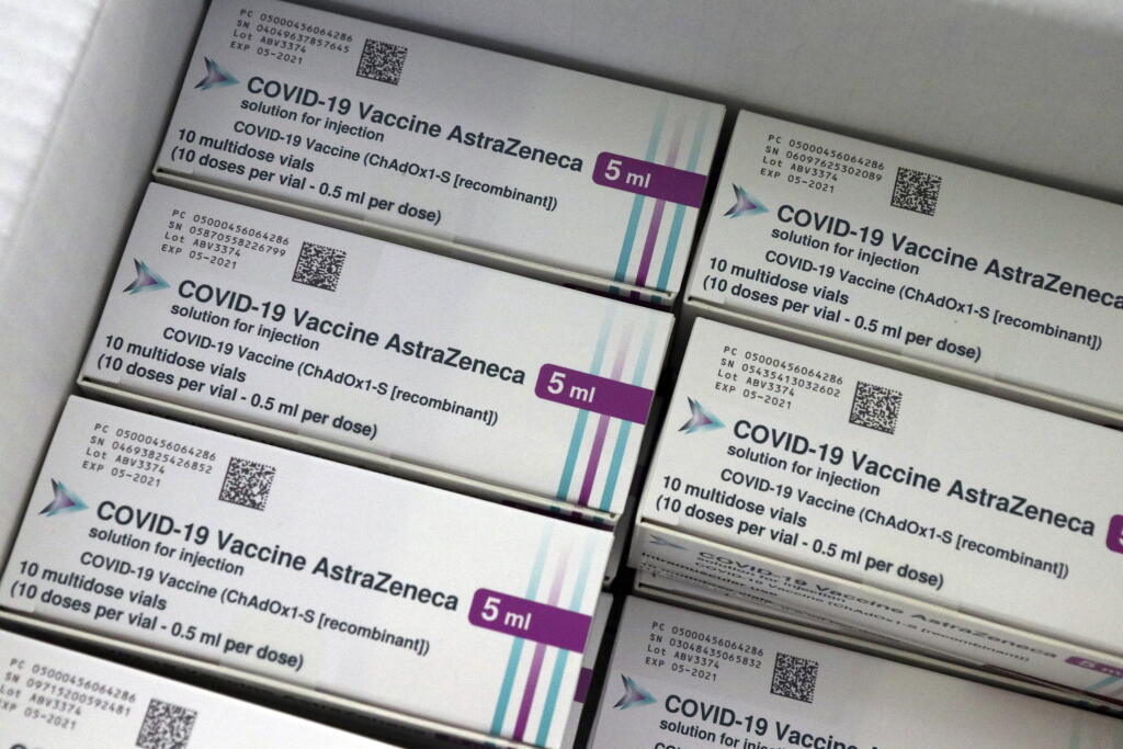 KK15 Miškovec - Na snímke balíky vakcín proti ochoreniu Covid-19 od spoločnosti AstraZeneca počas dodávky ďalších vakcín od spoločností AstraZeneca a Moderna na Úrade verejného zdravotníctva v maďarskom Miškolci 2. marca 2021. FOTO TASR/AP
Packets of Oxford/AstraZeneca COVID-19 vaccine are seen at the Public Health Department of the Borsod-Abauj-Zemplen County Government Office in Miskolc, Hungary, Tuesday, March 2, 2021, after the arrival of an another consignment of AstraZeneca and Moderna vac