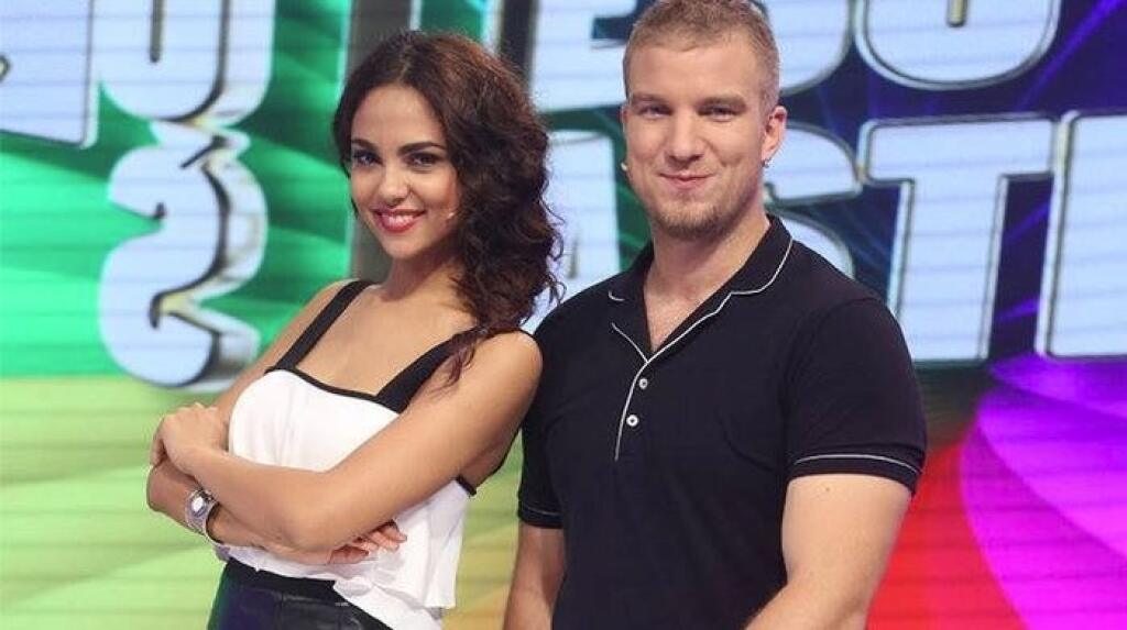 Lukáš Adamec a Alžbeta Ferencová počas moderovania Kolesa šťastia.