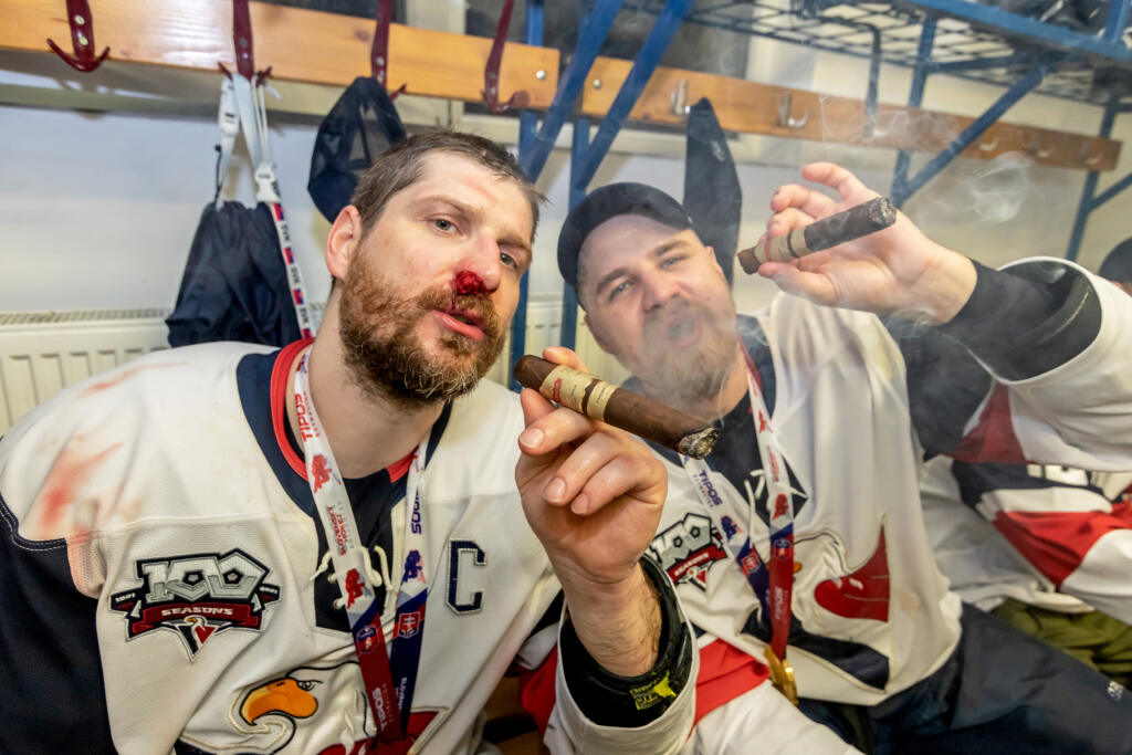 Hokejisti HC Slovan Bratislava zvíťazili v šiestom zápase finále Kaufland play off Tipos extraligy 2021/2022 a získali titul majstra SR. Šiesty zápas vyhrali s HK Nitra 5:2 a celú sériu 4:2 na zápasy. Na snímke sú oslavy titulu v šatni, Michal Sersen a Martin Belluš.