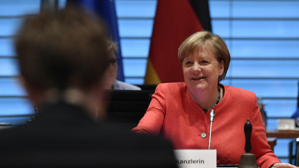 JB 22 Berlín - Nemecká kancelárka Angela Merkelová počas zasadnutia vládneho kabinetu v Berlíne 1. júla 2020. Nemecko sa na pol roka ujme rotujúceho predsedníctva v Rade EÚ, ktoré prevezme od Chorvátska. FOTO TASR/AP
Chancellor Angela Merkel chairs the weekly cabinet meeting in Berlin, Germany, July 1, 2020. The federal cabinet wants to approve the lifting of the EU entry ban for a number of countries. In addition, the cabinet wants to pass a bill that would free over-indebted businesses and co
