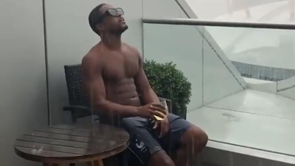 Patrice Evra v karanténe na balkóne