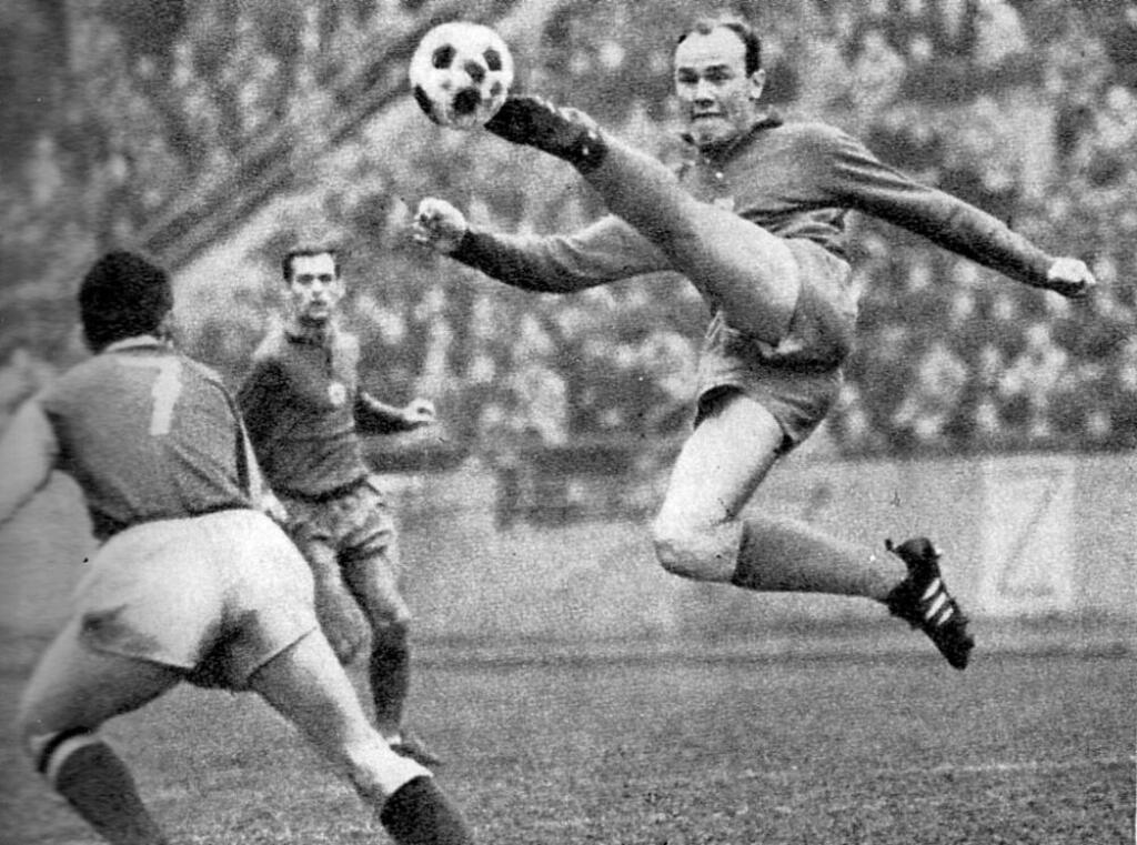 V šesťdesiatych rokoch patril Ján Popluhár k najlepším futbalistom sveta.