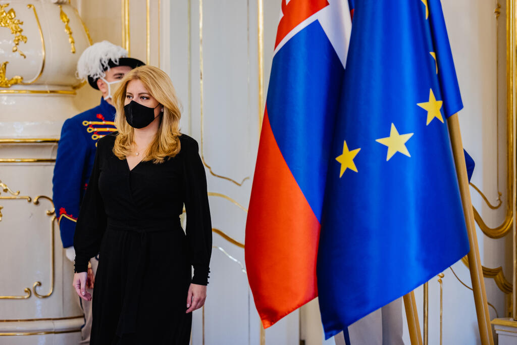 Prezidentka Zuzana Čaputová prijala olympionika Mateja Tótha pri príležitosti ukončenia jeho aktívnej športovej kariéry. Prijatia sa zúčastnil aj Tóthov tréner Matej Spišiak. Na snímke Zuzana Čaputová.