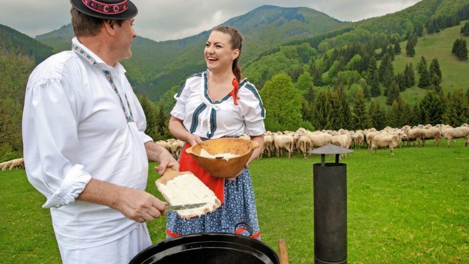 „Na bryndzové halušky
patrí klasická biela
slanina. Žiadna anglická
či oravská! A nakoniec sa
nebojte porcie poliať horúcim
výpekom. Budú sa šmýkať,“
usmieva sa Miňo.