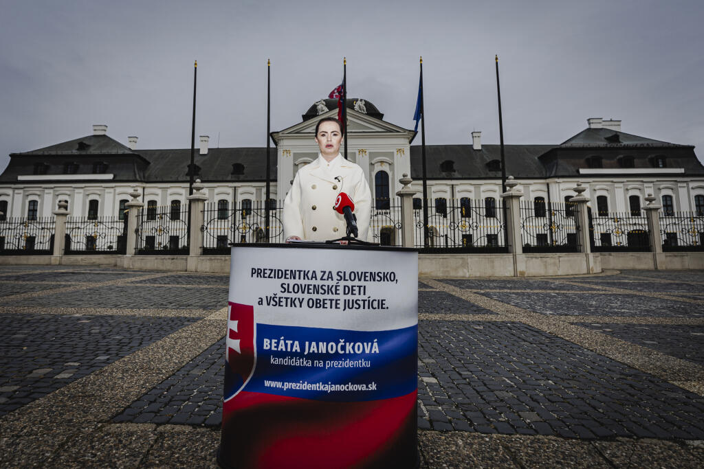 Na snímke občianska kadidátka na post Prezidenta Slovenskej republiky, Beáta Janočková, ohlasuje začiatok zberu podpisov na svojui kandidatúru.