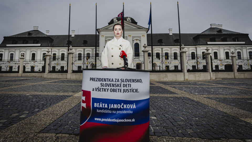 Na snímke občianska kadidátka na post Prezidenta Slovenskej republiky, Beáta Janočková, ohlasuje začiatok zberu podpisov na svojui kandidatúru.