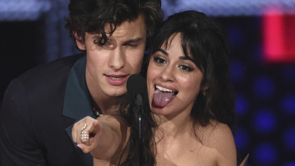 SY 34 Los Angeles - Shawn Mendes (vľavo) a Camila Cabello po prevzatí ocenenia za spoluprácu roka v piesni ("Senorita") na odovzdávaní Amerických hudobných cien 2019 v Los Angeles 24. novembra 2019. FOTO TASR/AP
Shawn Mendes, left, and Camila Cabello accept the award for collaboration of the year for "SeĂ±orita" at the American Music Awards on Sunday, Nov. 24, 2019, at the Microsoft Theater in Los Angeles. (Photo by Chris Pizzello/Invision/AP)