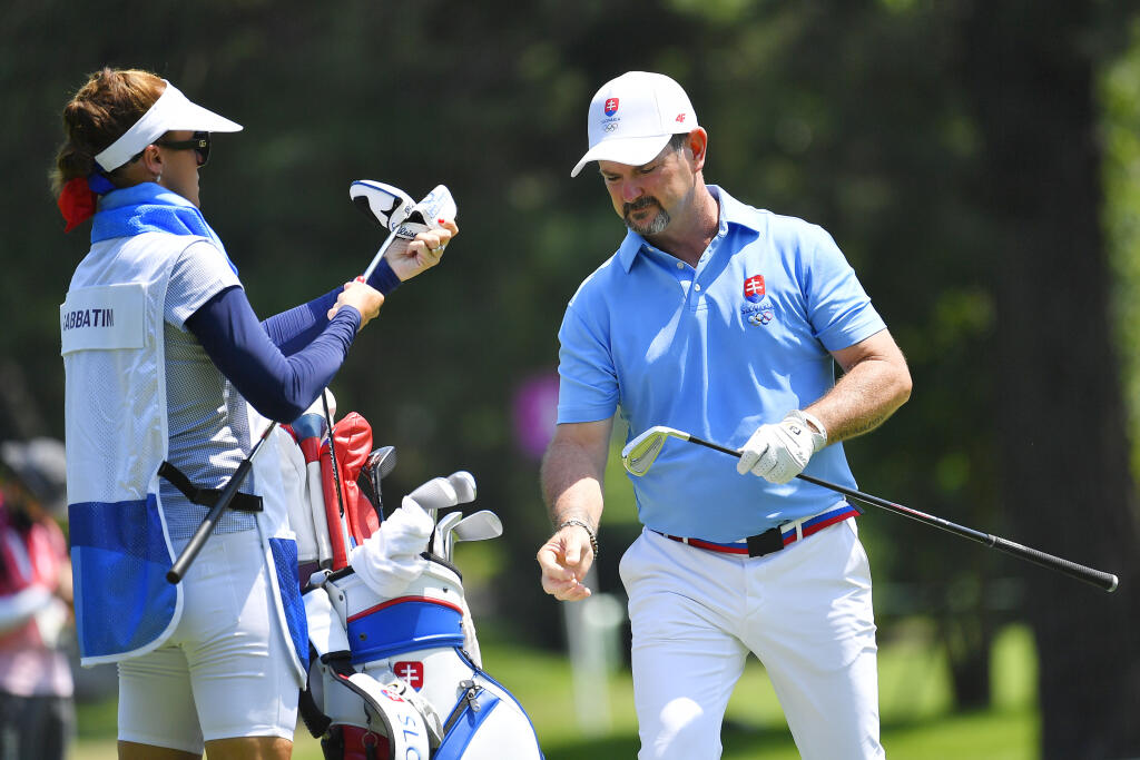 Na snímke slovenský golfista Rory Sabbatini s caddym - manželkou Martinou vo štvrtom kole turnaja mužov počas XXXII. letných olympijských hier v Tokiu 1. augusta 2021.