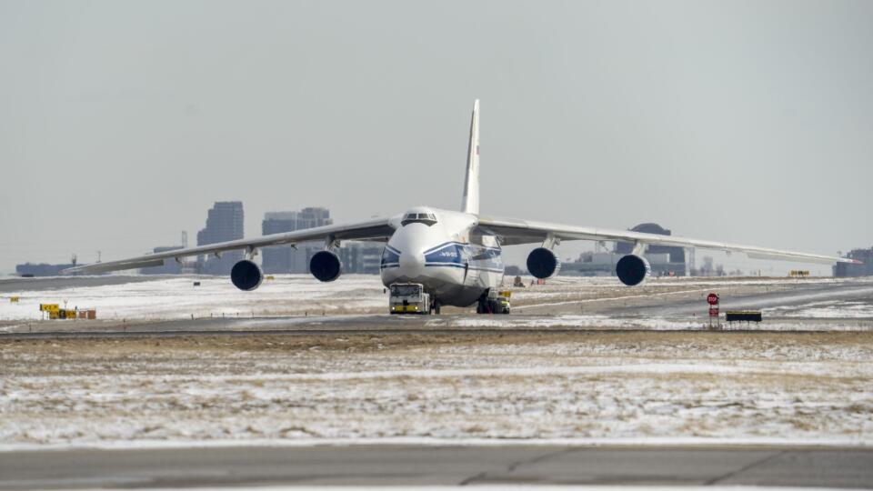 JB 45 Toronto - Ruské lietadlo Antonov AN-124 odtiahnuté na letisku Pearson v Toronte 28. februára 2022. Kanada uzavrela svoj vzdušný priestor pre ruské lietadlá. FOTO TASR/AP
A Russian-registered Antonov AN-124 is towed at Pearson Airport in Toronto on Monday, Feb. 28, 2022. Canada's airspace is closed to Russian-registered aircraft. (Frank Gunn/The Canadian Press via AP)