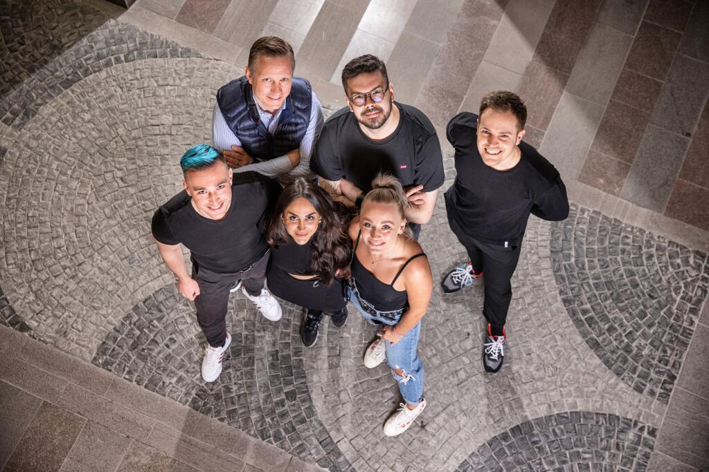Martin Zahuranec - spoluzakladateľ a CEO e-shopu s okuliarmi “eyerim” so svojím teamom