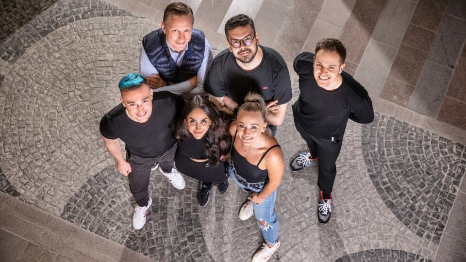 Martin Zahuranec - spoluzakladateľ a CEO e-shopu s okuliarmi “eyerim” so svojím teamom