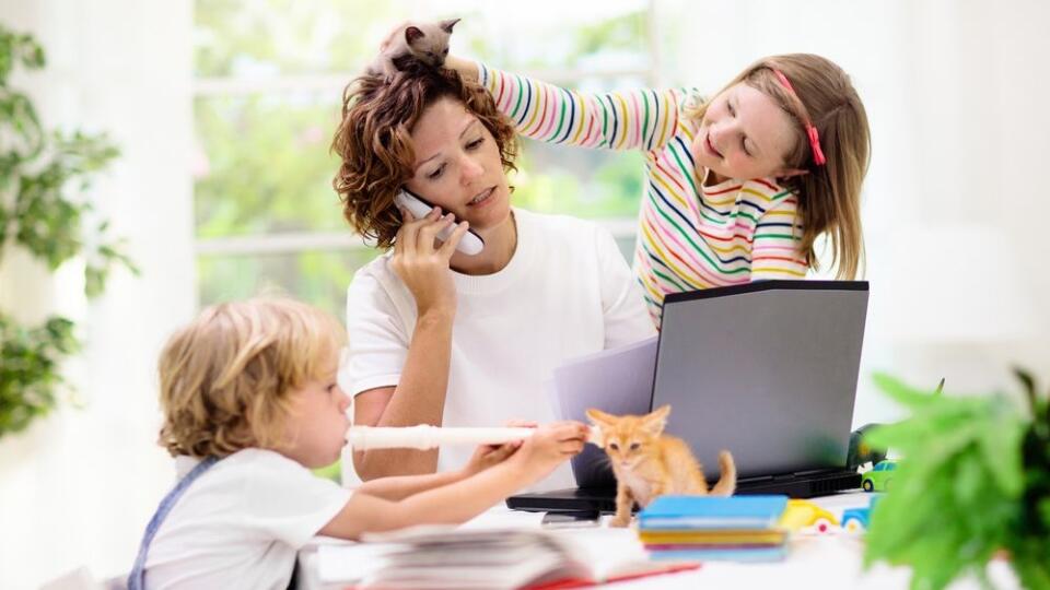 KORONOVÝ
HOME OFFICE
Každý deň
motivovať seba
samého nie je
jednoduché,
najmä ak to
trvá pridlho,
nemáme sa kde
odreagovať
a treba sa starať
aj o domácnosť
a deti.