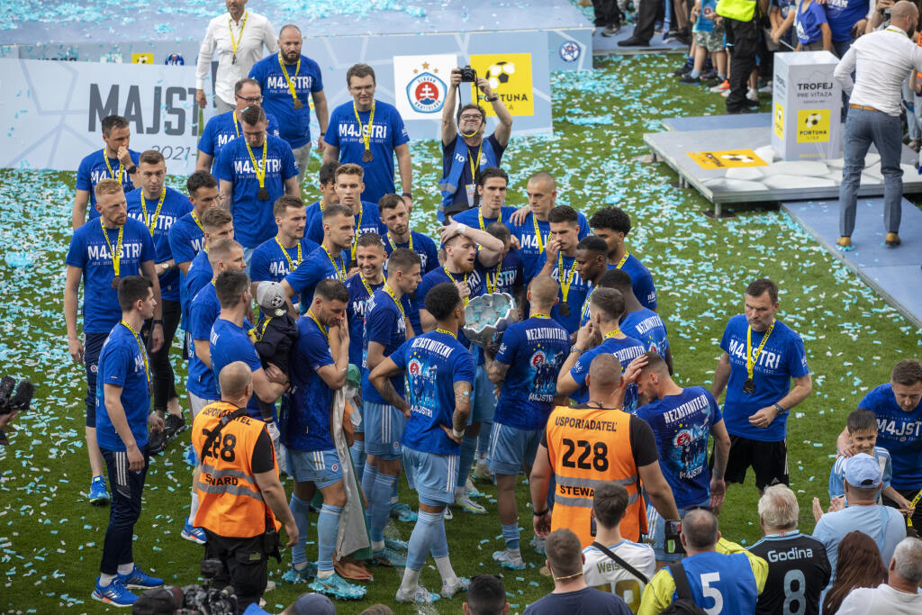 Na snímke futbalisti Slovana Bratislava , ktorý oslavujú zisk 4. titulu Fortuna ligy za sebou.