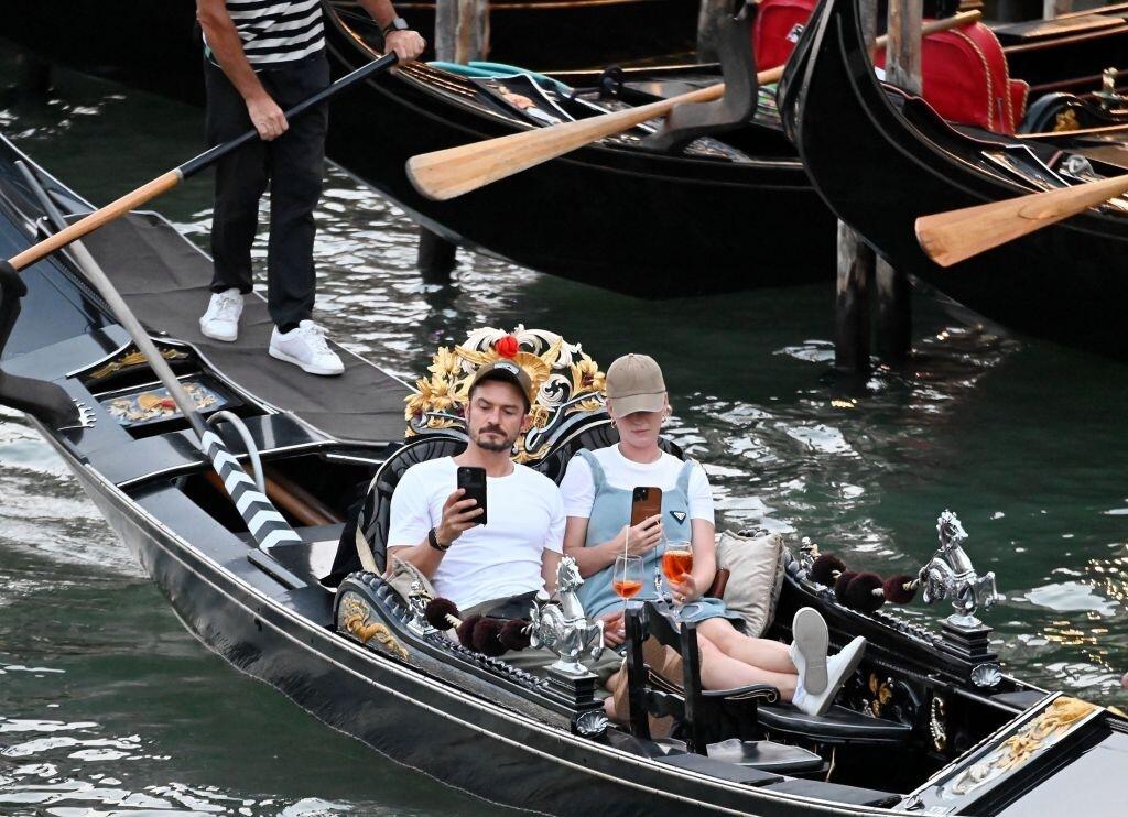 Zaľúbenci a rodičia 9-mesačnej Daisy Katy Perry (36) a Orlando Bloom (44) sa vybrali do historických Benátok a aj keď im fotografi a fanúšikovia nechceli dať pokoj, neustále si prejavovali nežnosti a užívali každý moment.