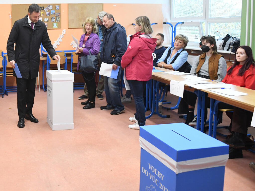 Na Slovensku sa v sobotu o siedmej hodine ráno začali historicky prvé spojené voľby do orgánov samosprávy obcí a do orgánov samosprávnych krajov. Na snímke predseda vlády SR Eduard Heger vhadzuje obálku s hlasovacími lístkami do volebnej schránky pre komunálne voľby vo volebnej miestnosti v Gymnáziu Bilíkova 29. októbra 2022 v Bratislave. FOTO TASR - Martin Baumann
