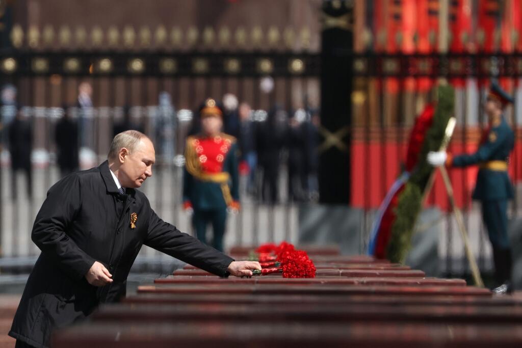 JB 8 Moskva - Ruský prezident Vladimir Putin kladie kvety a veniec k hrobu Neznámeho vojaka po vojenskej prehliadke pri príležitosti 77. výročia osláv Dňa víťazstva nad hitlerovským Nemeckom v druhej svetovej vojne v Moskve 9. mája 2022. FOTO TASR/AP

Russian President Vladimir Putin attends a wreath-laying ceremony at the Tomb of the Unknown Soldier after the military parade marking the 77th anniversary of the end of World War II in Moscow, Russia, Monday, May 9, 2022. (Anton Novoderezhkin, Spu
