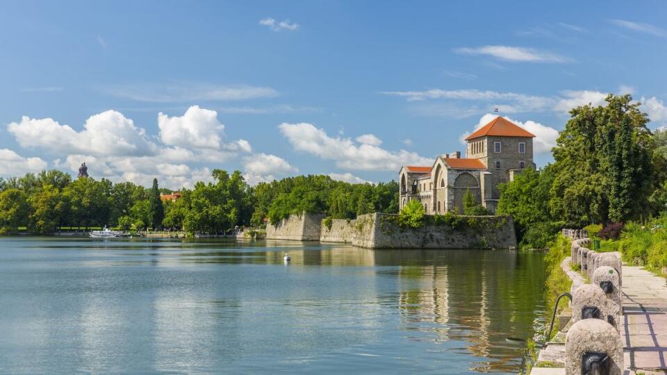 Mesto Tata je len 24 km od slovenských hraníc.