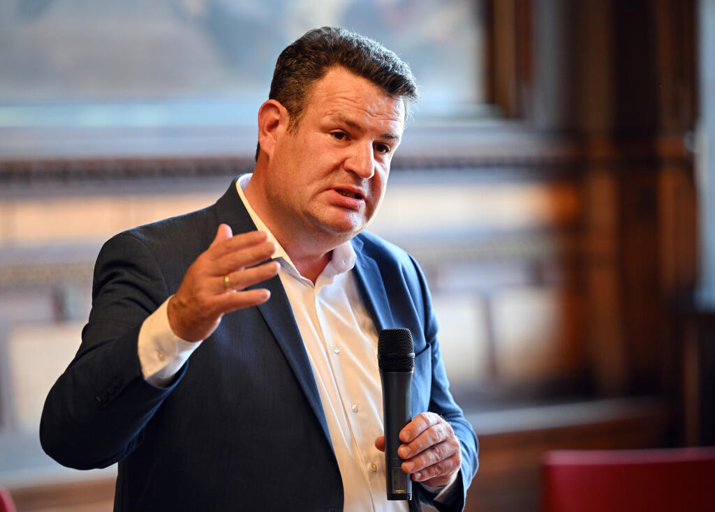 WA 69 archív Erfurt - Na archívnej snímke z 27. augusta 2024 nemecký minister práce a sociálnych vecí Hubertus Heil gestikuluje v Erfurte. Heil v stredu 4. septembra 2024 vyzval automobilovú skupinu Volkswagen, aby napriek úsporným opatreniam nezatvárala svoje domáce závody. Predstavenstvo, zamestnanecké rady a odbory musia nájsť rozumné riešenia, dodal. Najväčší európsky výrobca automobilov Volkswagen v pondelok (2. 9.) oznámil, že v rámci programu znižovania nákladov vo svojej rovnomennej hlav