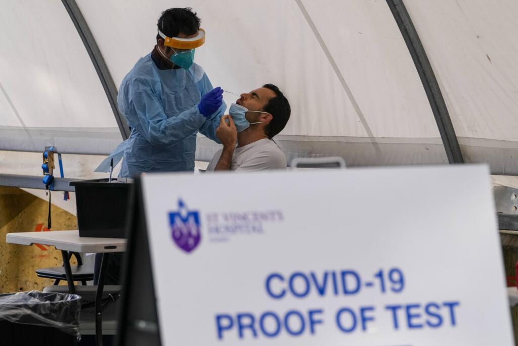 KK10 Sydney - Muž počas testovania na ochorenie Covid-19 v Sydney 14. septembra 2021. Austrálske úrady predĺžili v utorok do polovice októbra lockdown v tamojšom hlavnom meste Canberra s tým, že takéto opatrenie je nevyhnutné, pokým sa nepodarí zvýšiť úroveň zaočkovanosti. Informovala o tom agentúra AFP. FOTO TASR/AP
A man receives a COVID-19 test in the eastern suburbs of Sydney Tuesday, Sept. 14, 2021. The state of New South Wales has reported 1,127 new COVID-19 cases and two deaths, with auth