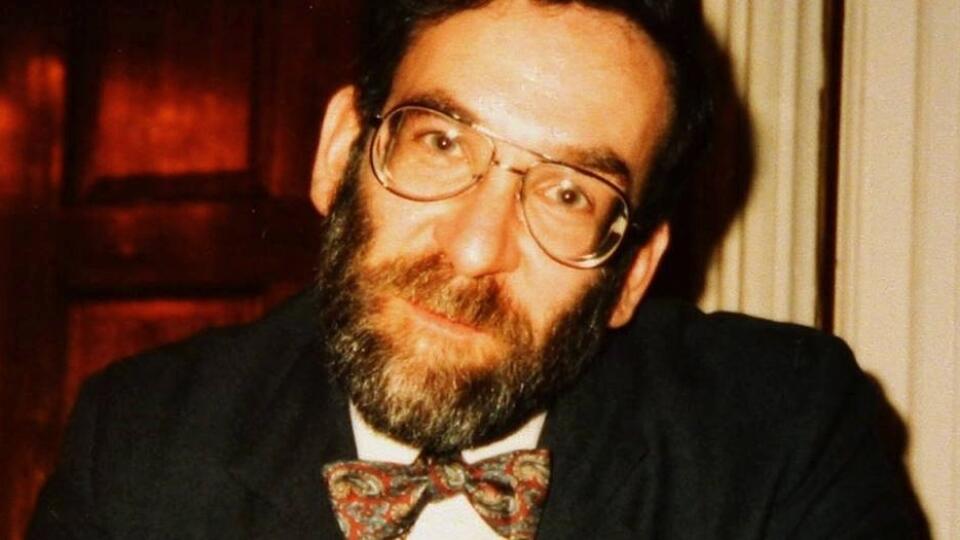 HAROLD SHIPMAN bol až do desivého odhalenia vrážd váženým členom lekárskej komunity.