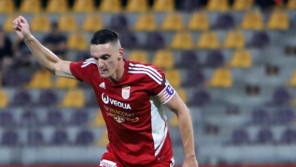 Na snímke zľava Marek Bartoš (Podbrezová) a Róbert Polievka (Banská Bystrica) počas 1. kola futbalovej Niké ligy MFK Dukla Banská Bystrica - FK Železiarne Podbrezová v Banskej Bystrici 28. júla 2023. FOTO TASR - Ján Krošlák
