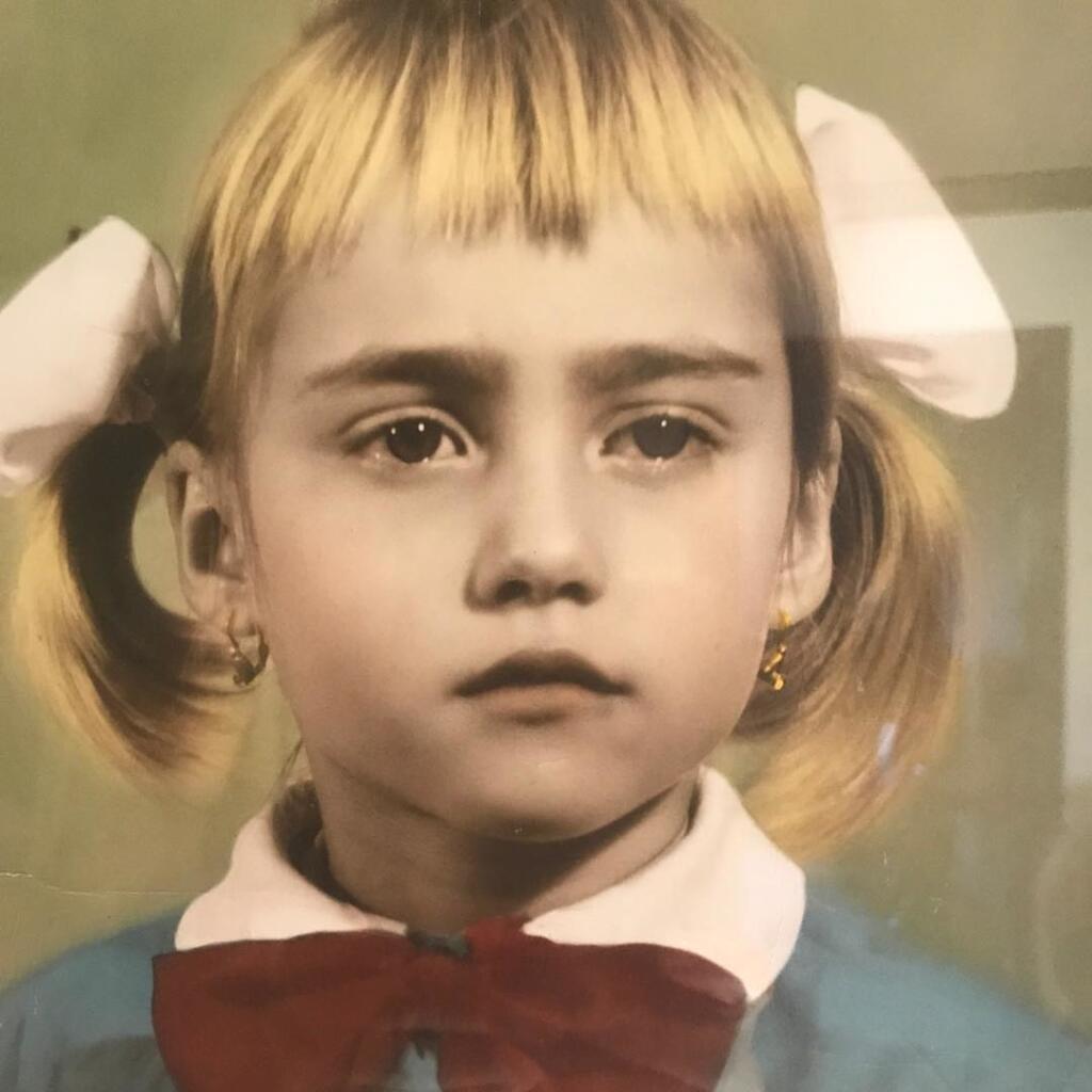 Prvýkrát začala Comaneciová tránovať gymnastiku, keď mala šesť rokov.