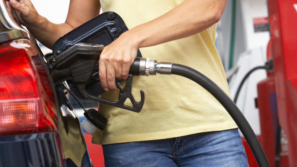 benzínová pumpa, tankovanie benzínu, žena na pumpe
