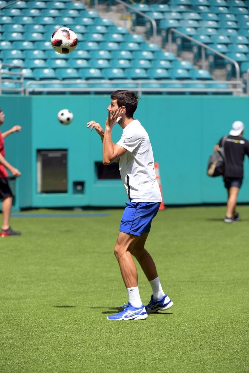 Srbský tenista Djokovič si zahral futbal so svojím trénerom Mariánom Vajdom.