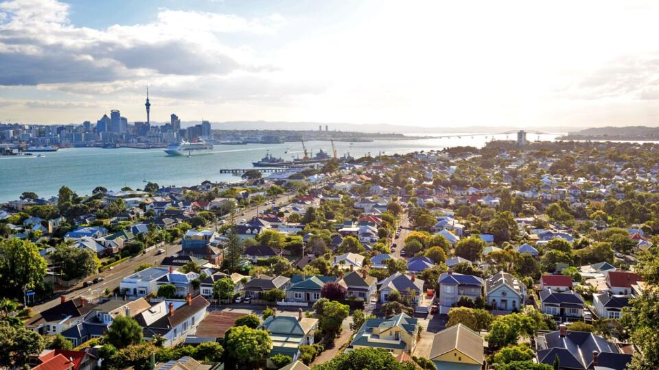 Obyvatelia Aucklandu na Novom Zélande dostanú za vysťahovanie motivačnú sumu.