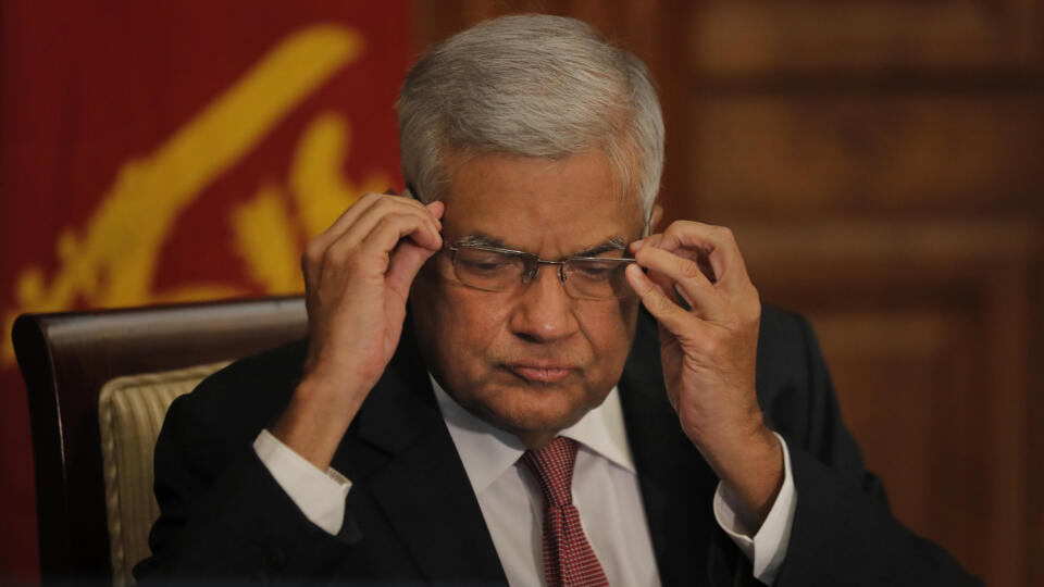 WA 47 archív Kolombo - Na archívnej snímke z 30. októbra 2019 je premiér Ranil Vikramasinghe. Novým srílanským premiérom bude bývalý prezident Mahinda Rádžapaksa. Do úradu ho navrhol jeho brat Gotabhája Rádžapaksa, ktorý sa v utorok 19. novembra 2019 po zložení prísahy stal prezidentom. Informovala o tom agentúra AFP. Súčasný premiér Ranil Vikramasinghe plánuje odstúpiť vo štvrtok 21. novembra 2019. FOTO TASR/AP
FILE- In this Oct. 30, 2019 file photo, Sri Lankan Prime Minister Ranil Wickremes