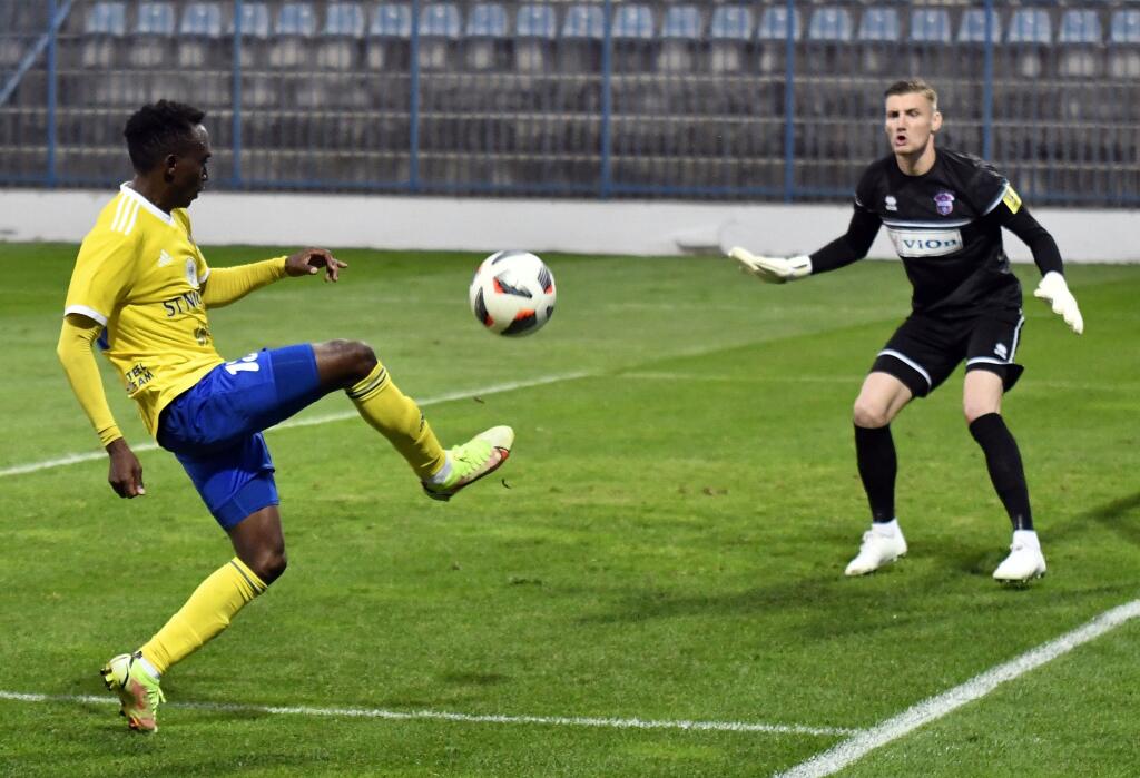 Na snímke vľavo hráč MFK Zemplín Michalovce Wisdom Uda Kanu, vpravo brankár FC ViOn Zlaté Moravce-Vráble Patrik Lukáč v zápase 8. kola základnej časti Fortuna ligy MFK Zemplín Michalovce - FC ViOn Zlaté Moravce-Vráble v Michalovciach 18. septembra 2021. FOTO TASR - Roman Hanc