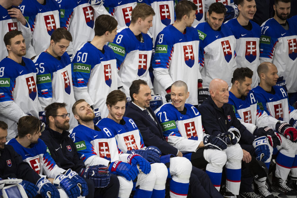 Na snímke v hornom rade zľava Kristián Pospíšil, Martin Bučko, Juraj Slafkovský, Pavol Skalický, Martin Gernát, Adam Húska, Miloš Kelemen, Dávid Buc, v dolnom rade zľava asistent trénera Andrej Podkonický, hráč Róbert Lantoši, asistent trénera Michal Handzuš, hráči Adam Jánošík, Peter Cehlárik, generálny manažér Miroslav Šatan, kapitán Marek Ďaloga, hlavný tréner Craig Ramsay, hráči Marek Hrivík a Mislav Rosandič počas spoločného fotenia slovenského tímu na 84. MS v ľadovom hokeji.