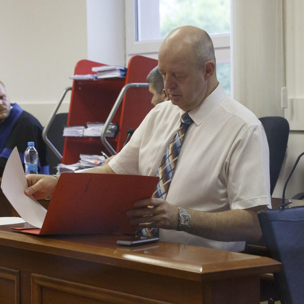 Špecializovaný trestný súd v Pezinku.
Pojednávanie vo veci zmenky
Na obr. Pavol Rusko