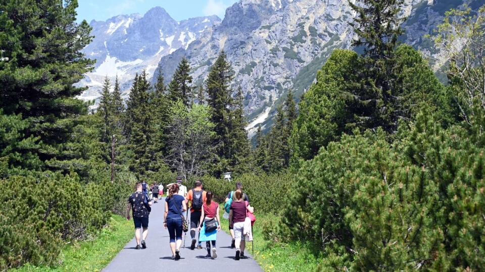 Tatry v lete lákajú turistov. FOTO TASR - Roman Hanc