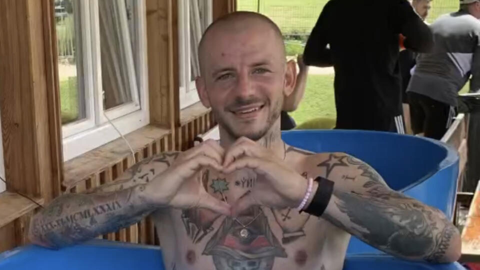 Vladko Weiss sa po tréningu schladil v ľadovej kadi a ukázal svoje vymakané telo.