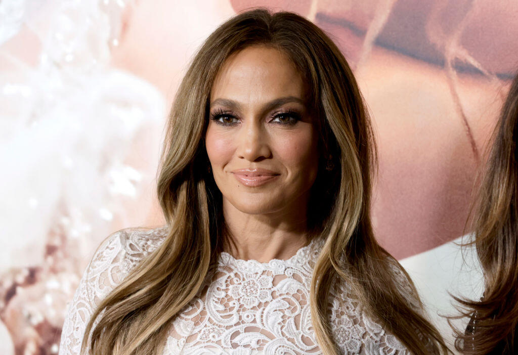 Zatiaľ čo Jennifer Lopez (52) mala na premiére filmu „Vezmi si ma!“ oči len pre svojho Bena, všetci ostatní z očarujúcej herečky nevedeli spustiť zrak. JLo si totiž pre túto príležitosť obliekla krátke čipkované biele šaty, ktorých atypická sukňa jednoznačne vyčnievala z davu.